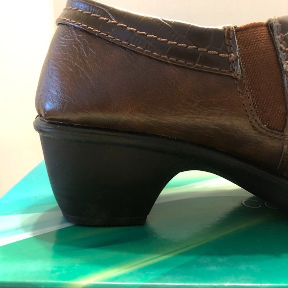 Easy Street  Tan/Brown Croc Clogs/Ankle Bootie - Picture 8 of 13